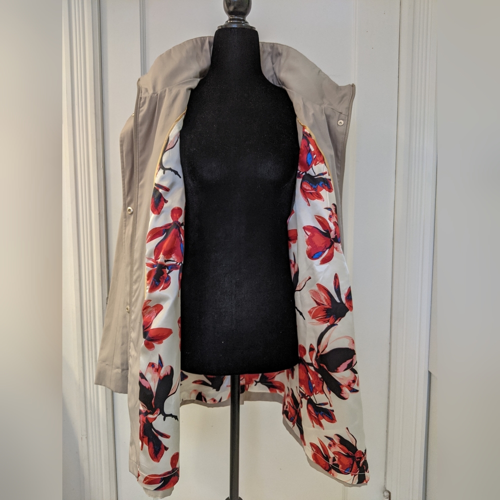 Ivanka Trump Beige Light Coat Size M